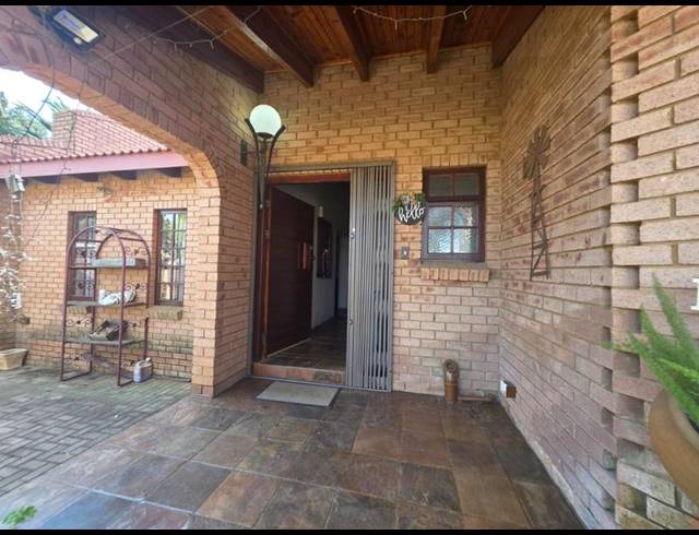 5 BEDROOM HOUSE FOR SALE IN GREENHILLS